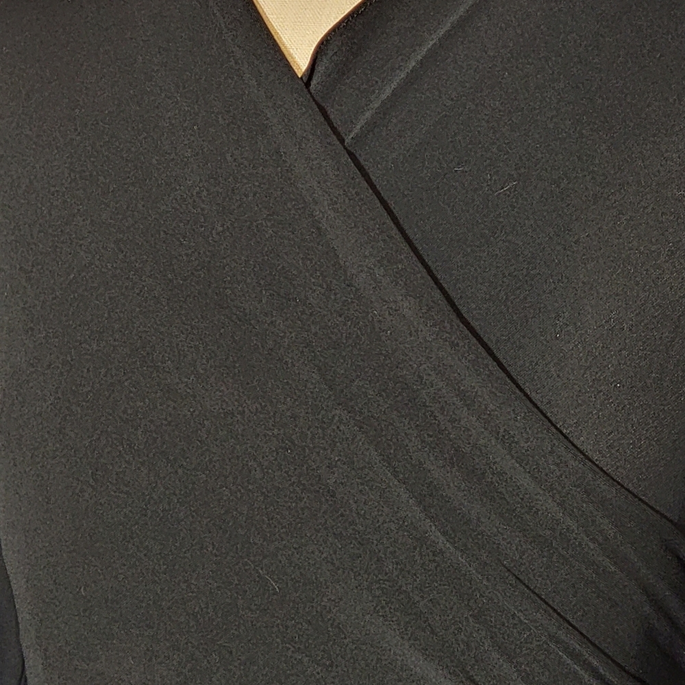 Vintage black stretchy 3/4 sleeve crop top with v neck. Small.